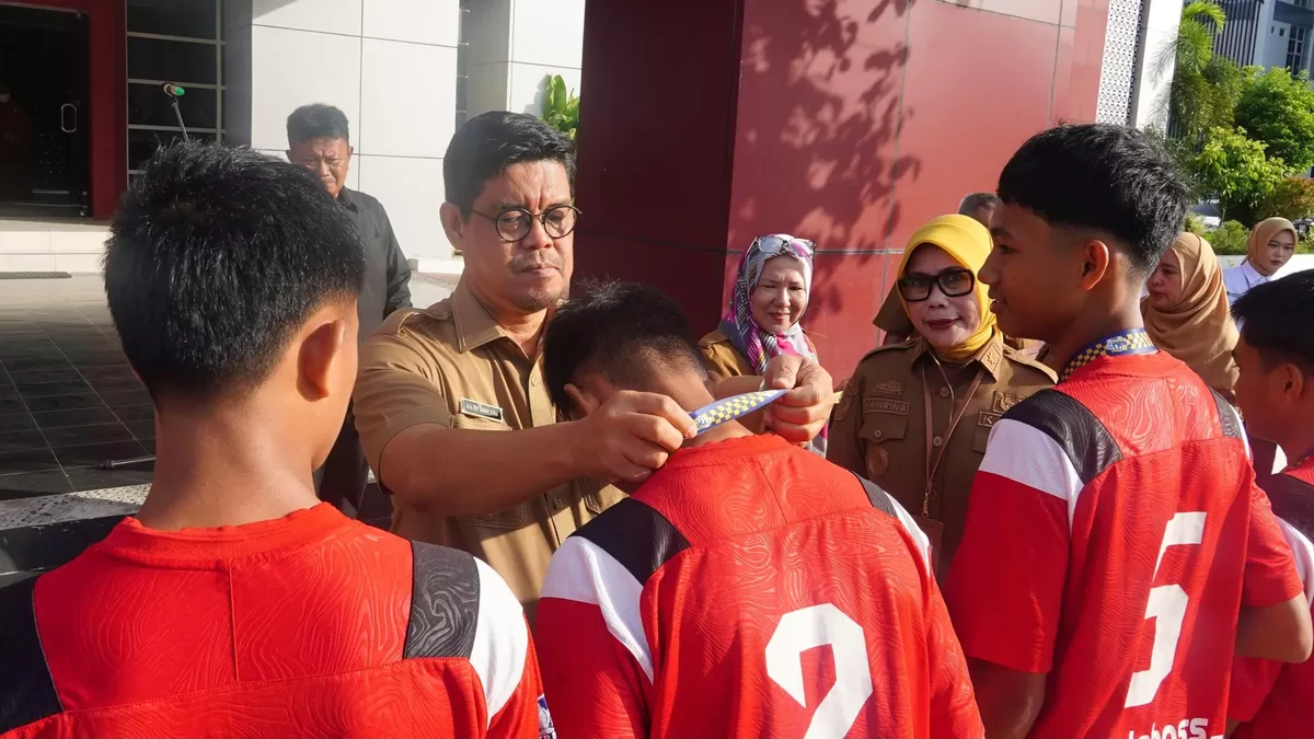 Wakil Bupati Bulukumba Andi Edy Manaf didampingi Kadisparpora Hamrina A Muri menyerahkan tropy juara ke Bulukumba United,