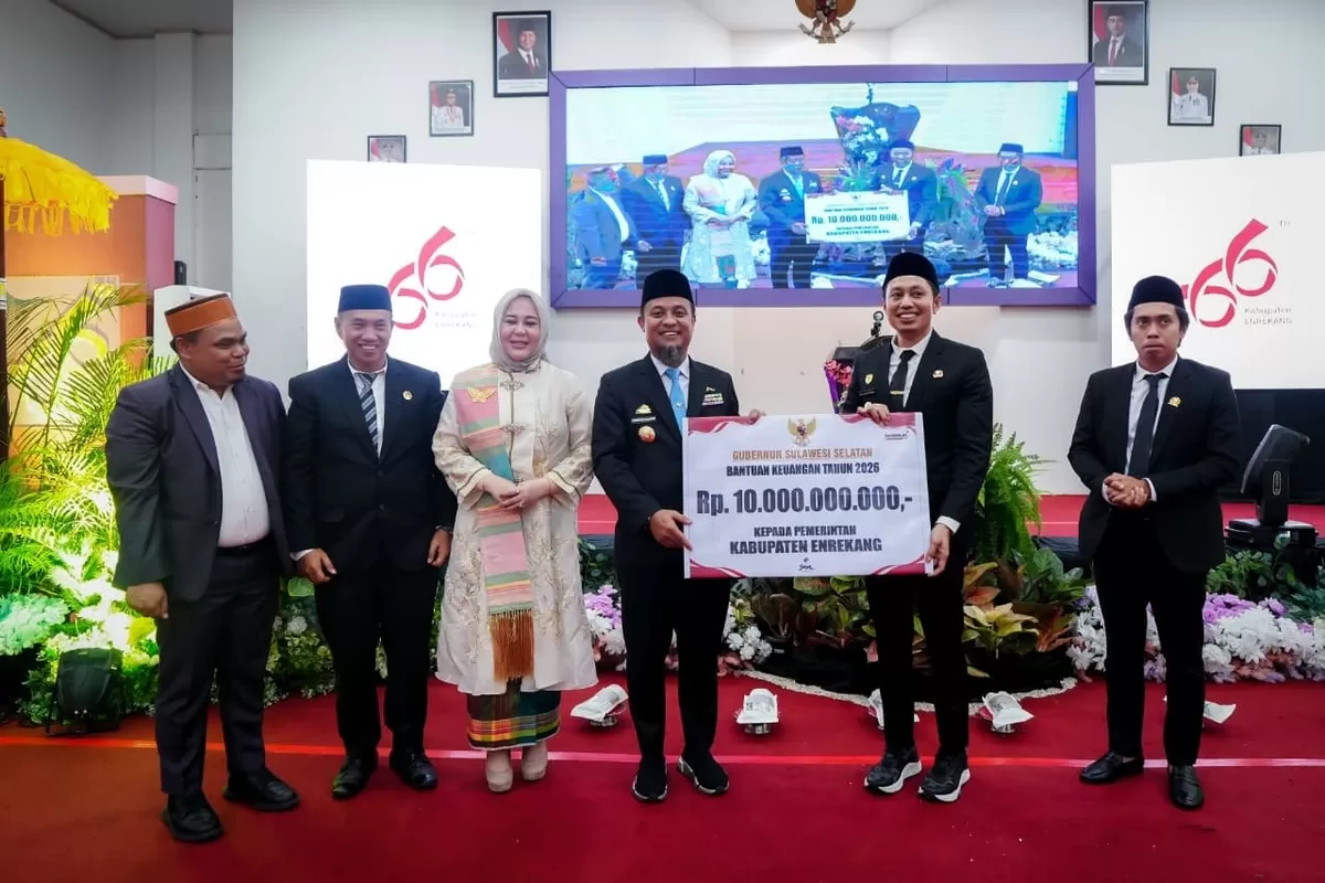 Gubernur Sulsel Andi Sudirman Sulaiman serahkan bantuan di Hari Jadi Enrekang ke-66 tahun.