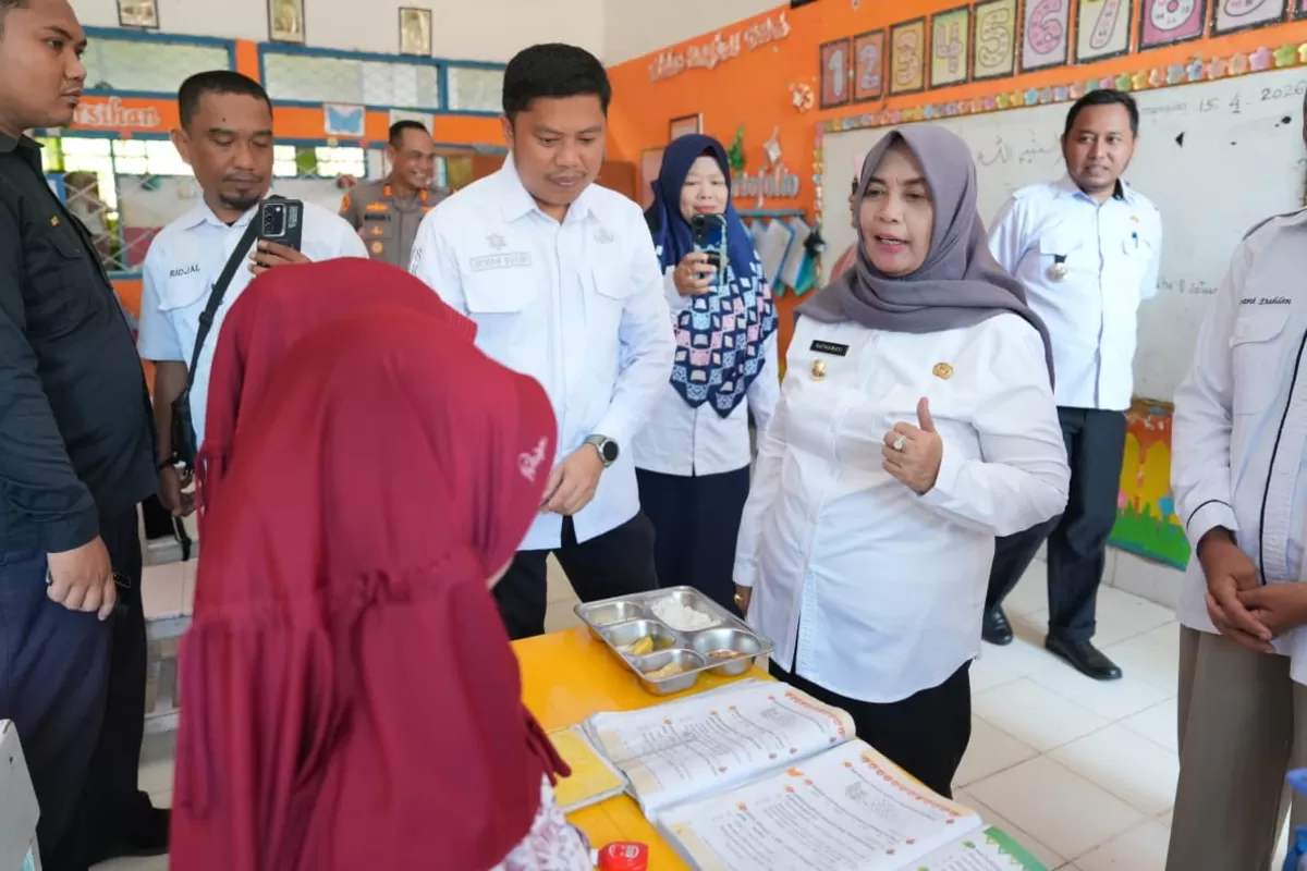 Bupati Sinjai Hj Ratnawati Arif tinjau program MBG.