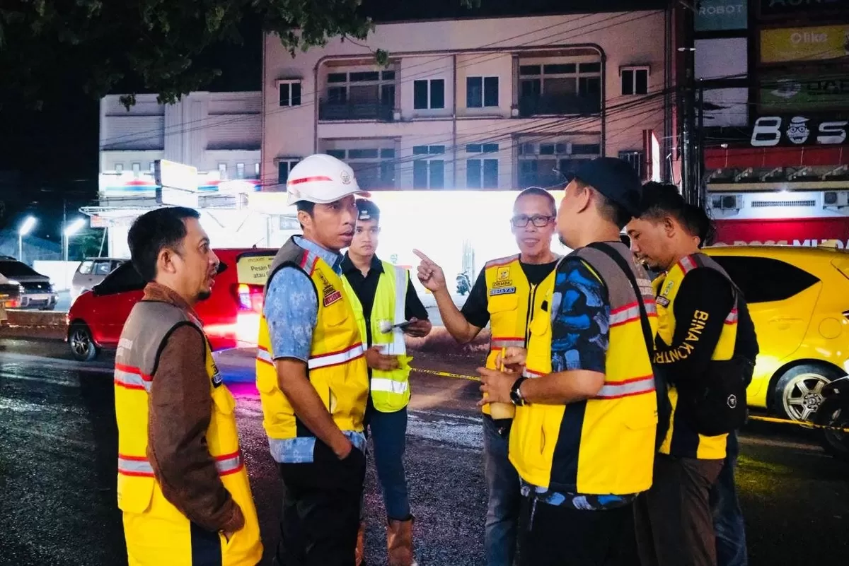 Kadis Bima Marga dan Bina Kontruksi Ir. H. Andi Ihsan pantau langsung pengerjaan jalan Aroepala.