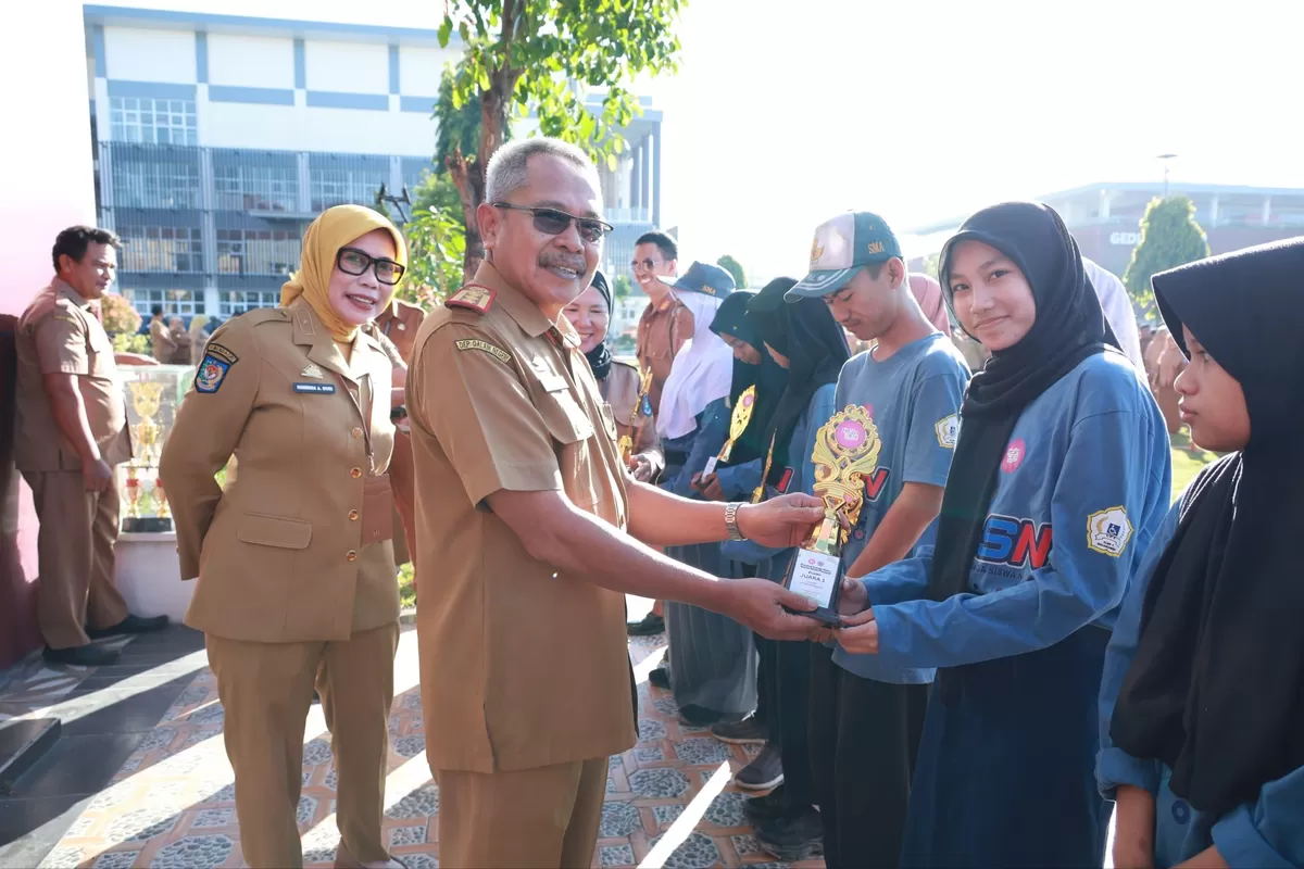 Sekda Bulukumba Muh Ali Saleng menyerahkan hadiah untuk siswa SLB Bulukumba.