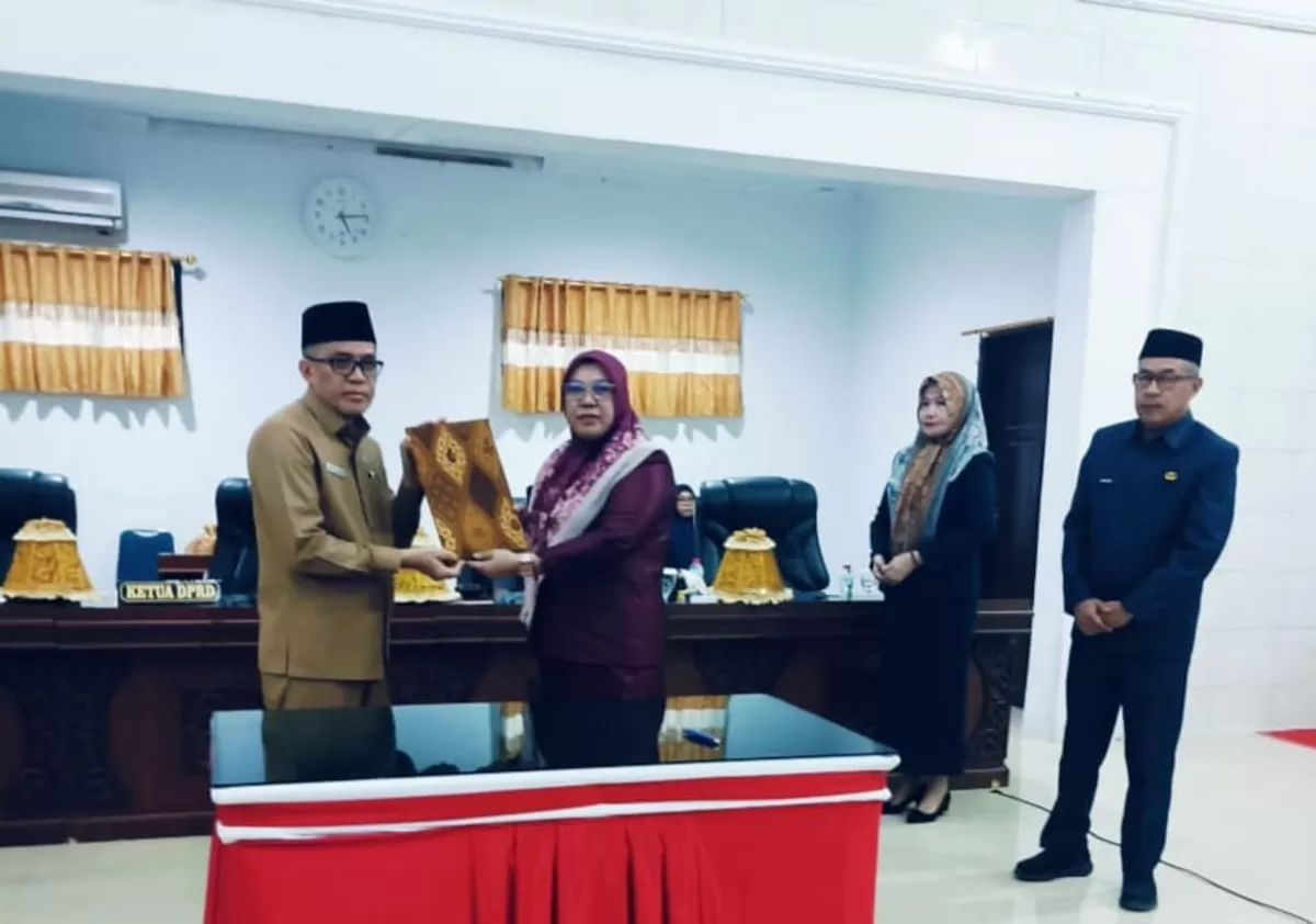 DPRD Bantaeng serahkan rekomendasi LKPJ Kepala Daerah tahun 2025 kepada Sekda Bantaeng Abdul Wahab.
