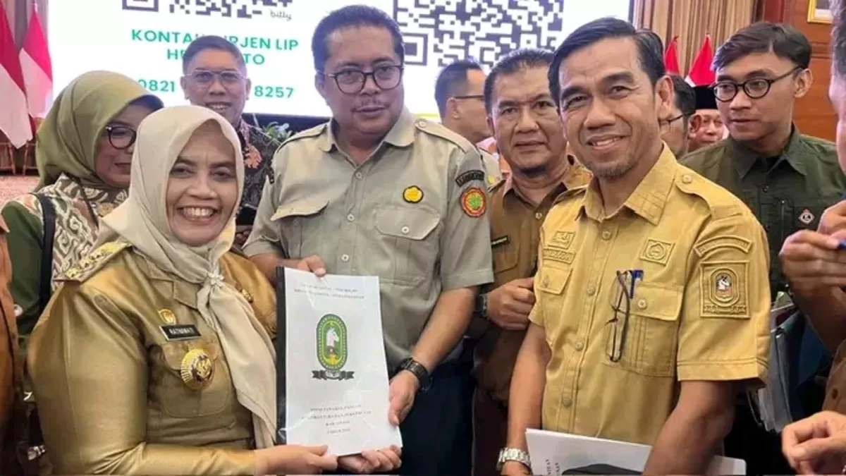 Bupati Sinjai Hj Ratnawati Arif menyerahkan proposal program ke Dirjen LIP Kementan RI, Dr. Ir. Hermanto.