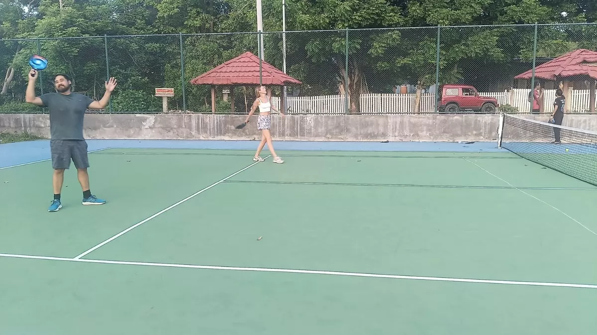 Wisatawan asing berolahraga di lapangan tennis Tanjung Bira, Bulukumba.