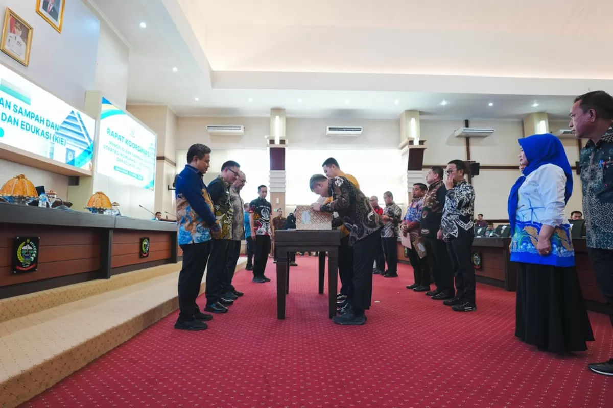 Sekda Sulsel Jufri Rahman teken bersama program pengelolaan sampah di Sulsel.