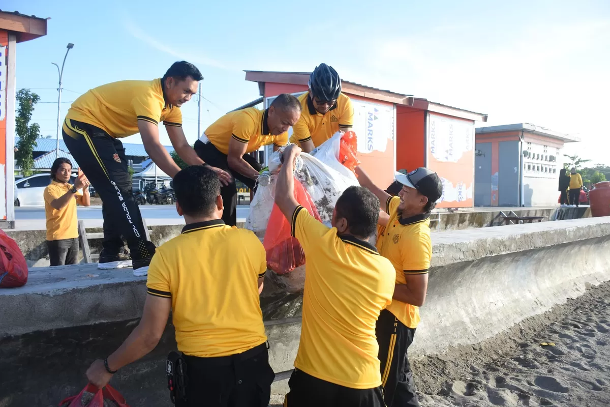 Personel Polres Bulukumba lakukan aksi Jumat Bersih di Pantai Merpati.