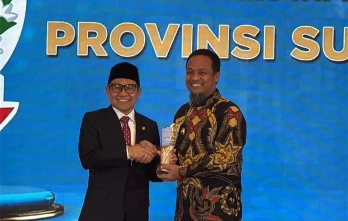 Menteri Koordinator Pemberdayaan Masyarakat (Menko PM) RI, Abdul Muhaimin Iskandar menyerahkan penghargaan kepada Gubernur Sulsel Andi Sudirman Sulaiman.
