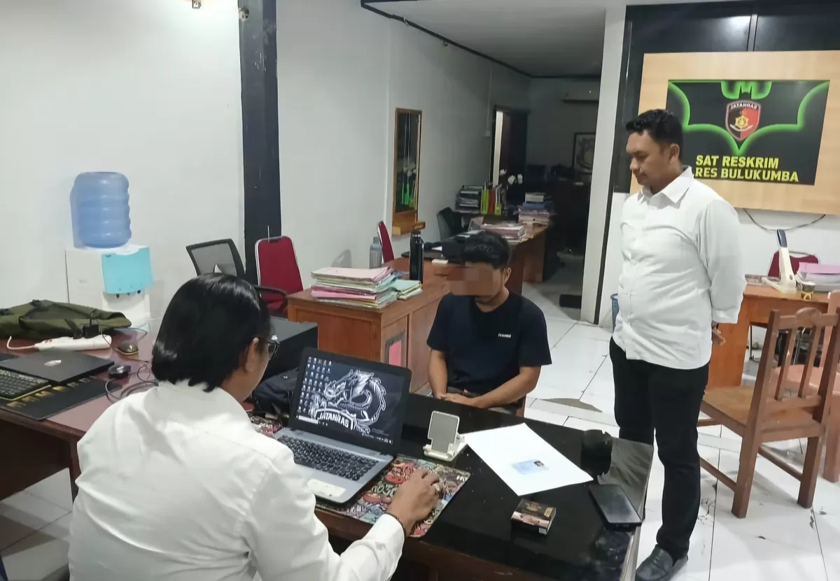 Pelaku Penikaman mantan mertua di periksa penyidik Polres Bulukumba. 