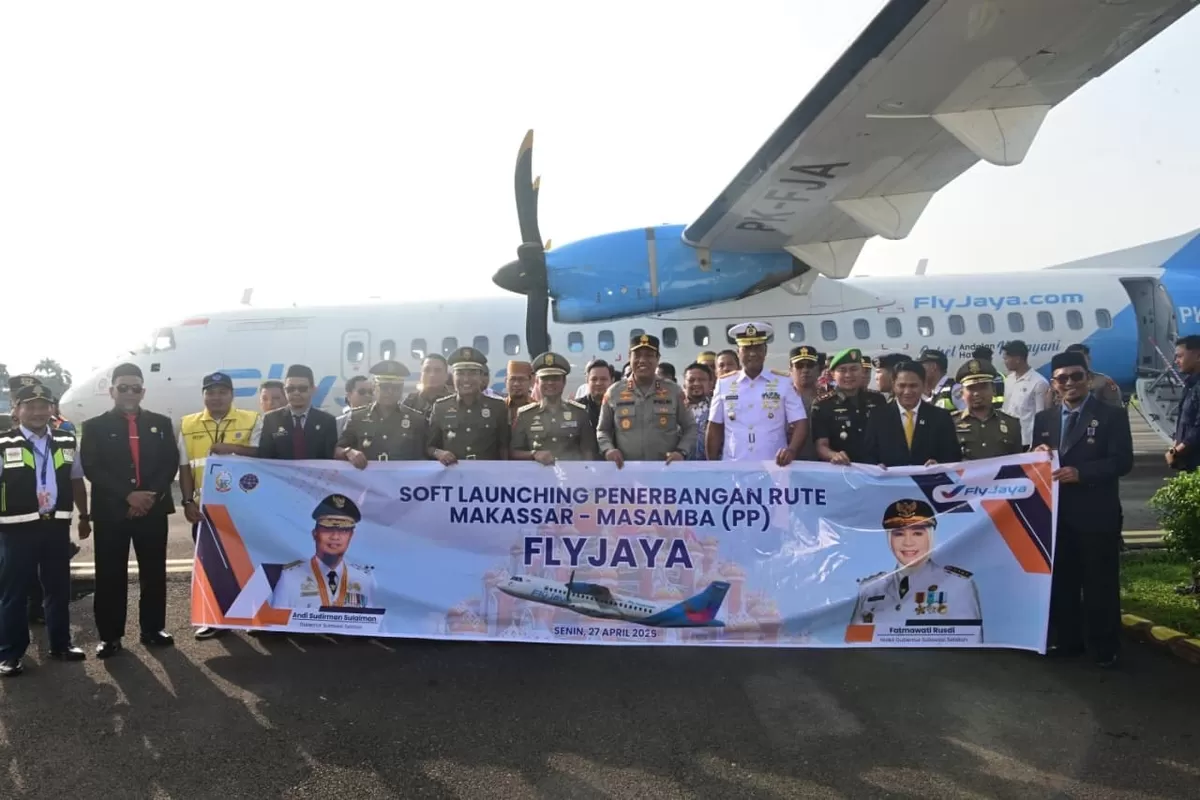 Gubernur Sulsel Andi Sudirman buka penerbangan Masamba-Makassar PP.