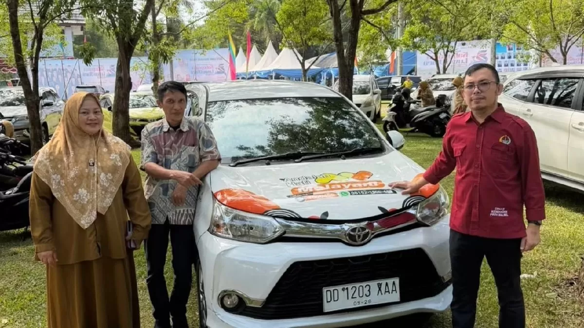 Gubernur Sulsel Andi Sudirman serahkan bantuan Mobil Layanan Kesehatan.