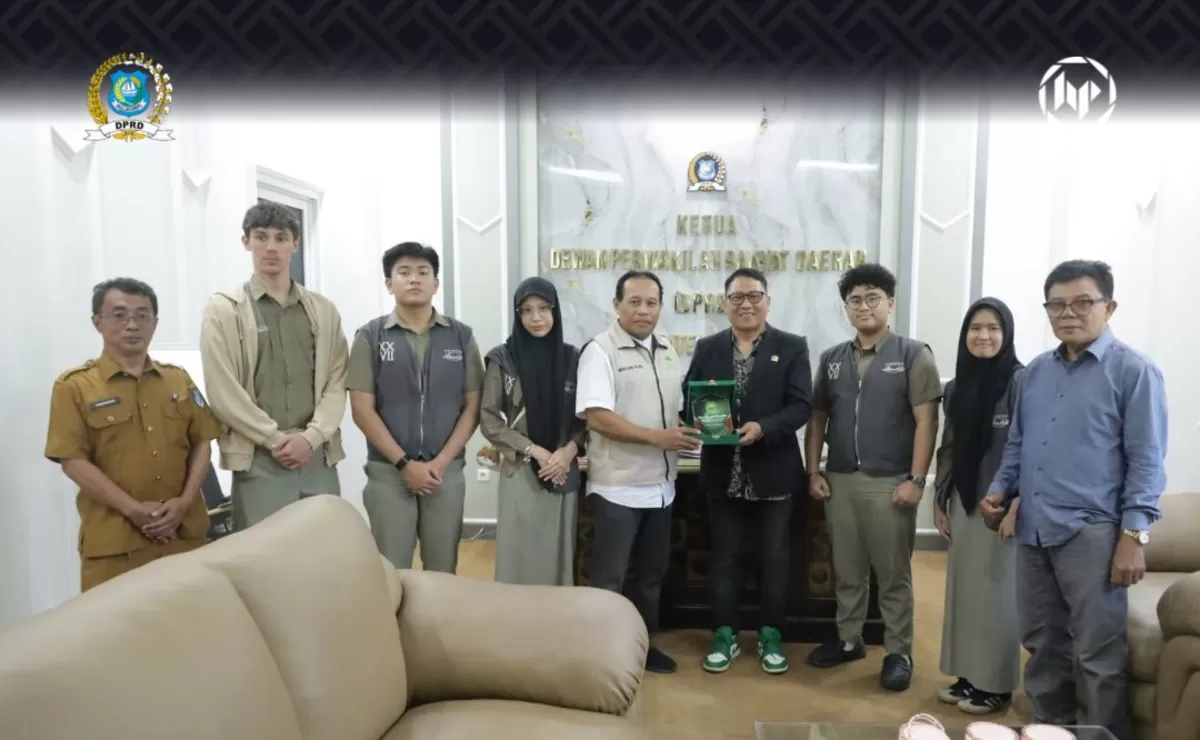 Wakil Ketua I DPRD Bulukumba Fahidin menerima kunjungan siswa SMA Islam Athirah 1 Makassar.