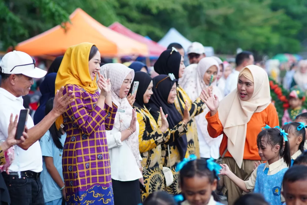 Ketua PKK Bantaeng, Gunya Paramasukhaputri lepas peserta karnaval Karnaval Hardiknas 2026.