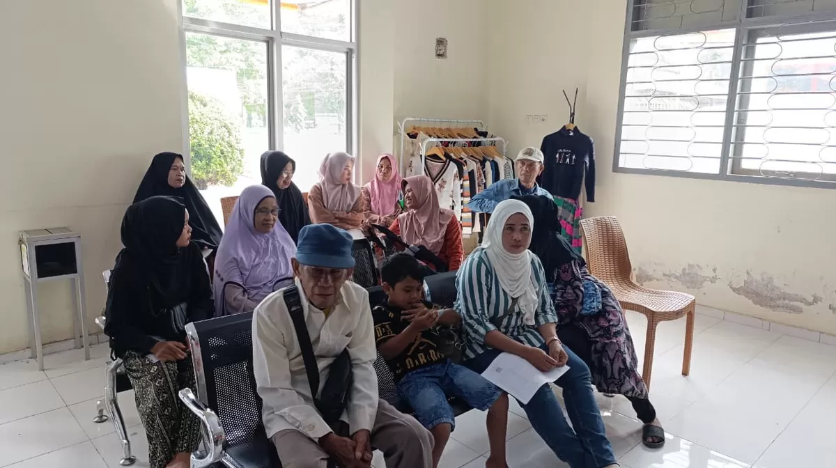 Warga yang menjadi penerima bantuan sosial.