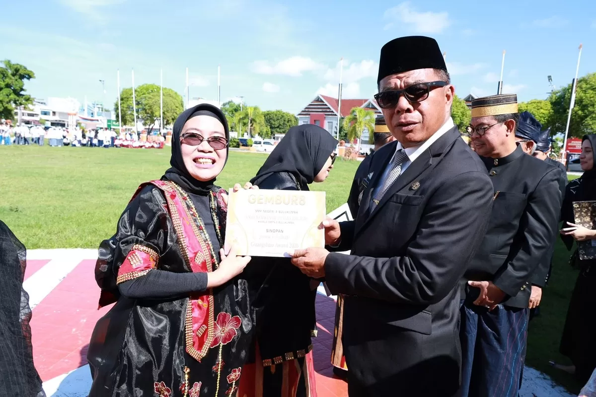 Bupati Bulukumba Andi Muchtar Ali Yusuf (Andi Utta) beri penghargaan di Hardiknas 2026.