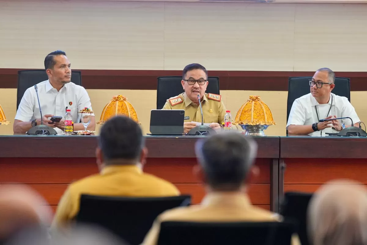 Sekda Sulsel Jufri Rahman pimpin rapat koordinasi pengendalian BBM Bersubsidi.