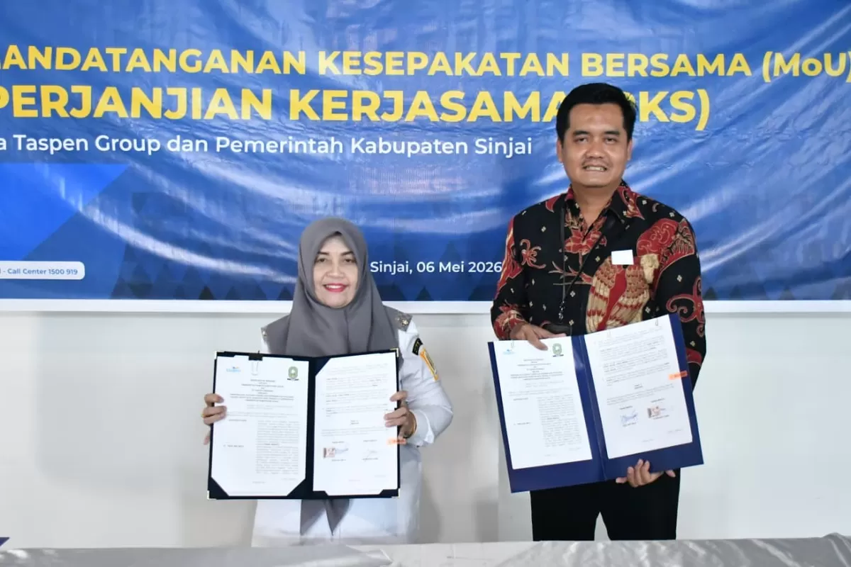 Bupati Sinjai Hj Ratnawati Arif bersama Branch Manager PT Taspen Persero Cabang Bone, Tejo Adi Tri Pamungkas.
