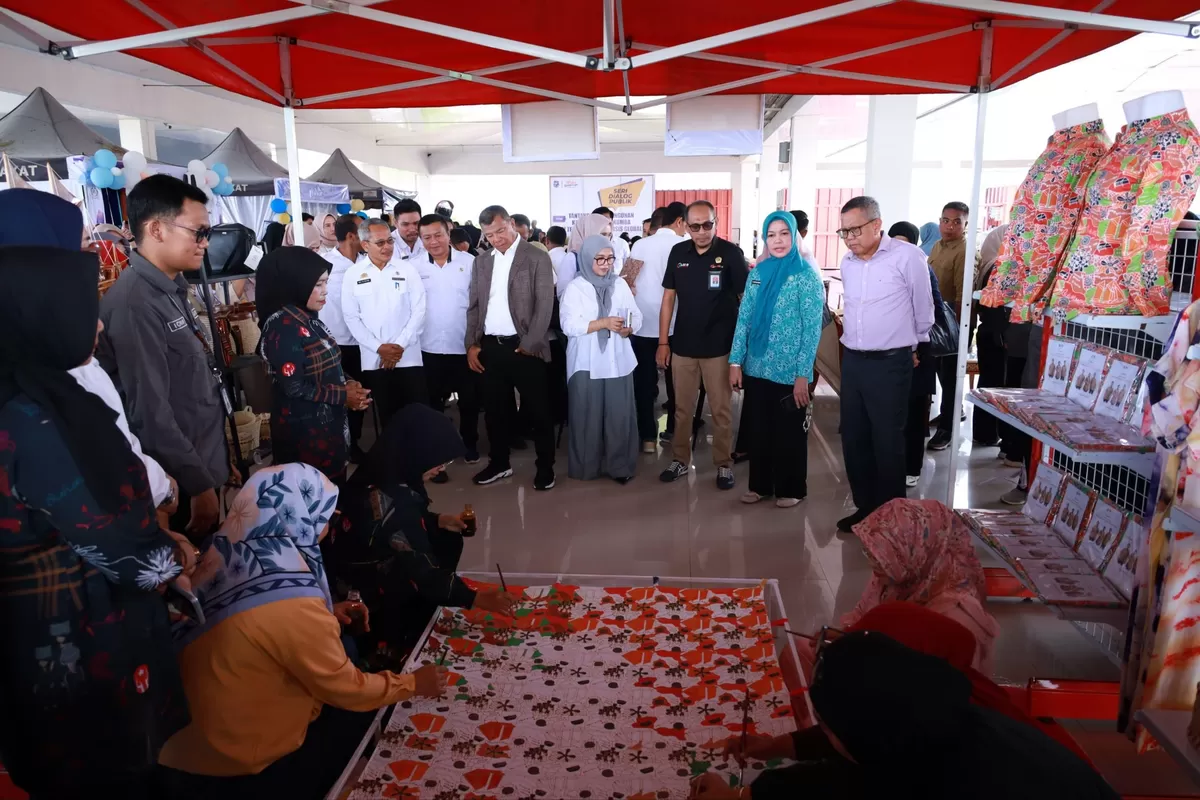 Stand Dekranasda hadirkan produk kriya dan demo pembuatan kerajinan.