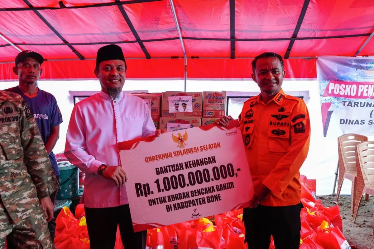 Gubernur Sulsel Andi Sudirman menyerahkan bantuan kepada Bupati Bone untuk korban banjir.