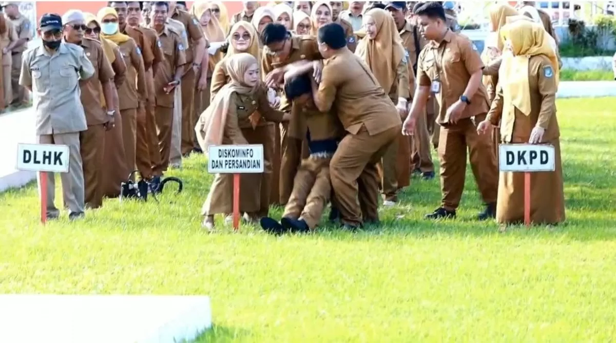 Seorang ASN Pemkab Bulukumba pingsan saat apel di lapangan Kantor Bupati Bulukumba, Senin, 11 Mei 2026.