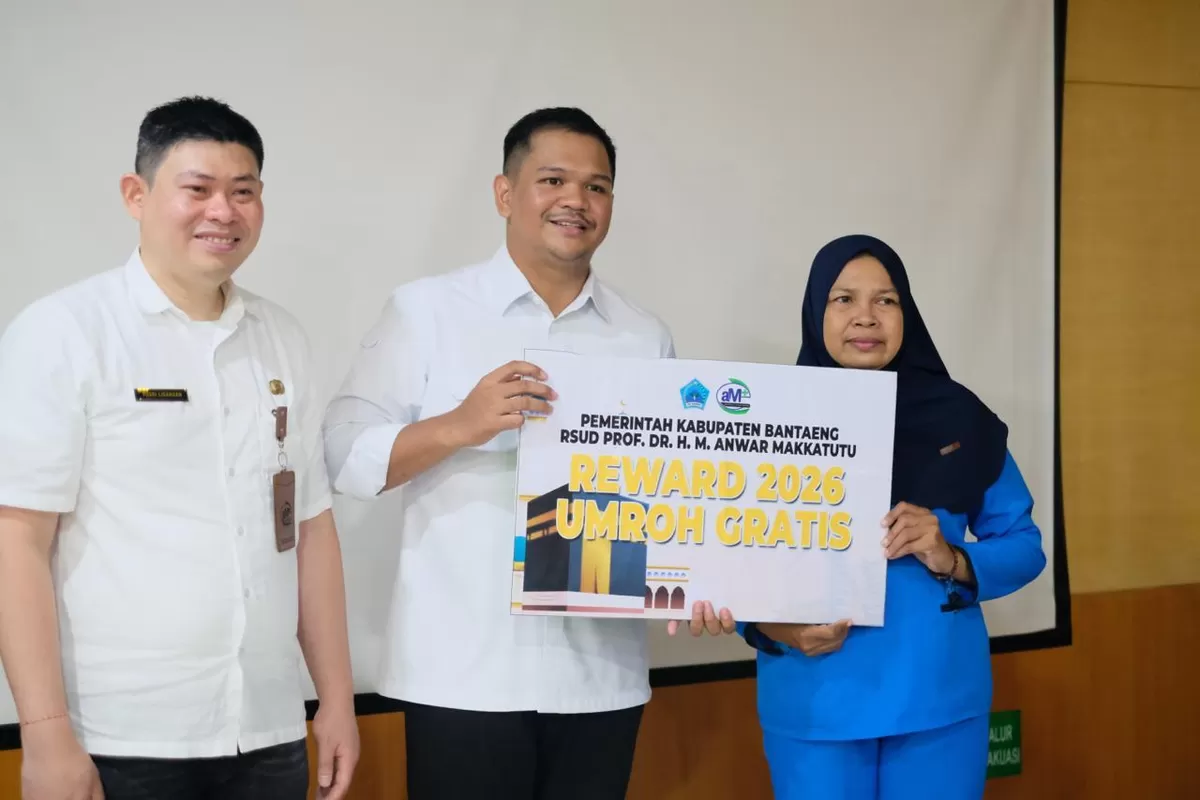 Bupati Bantaeng M Fathul Fauzy Nurdin serahkan reward kepada kepada pegawai rumah sakit yakni Enni Suryani dan Ahrianti.
