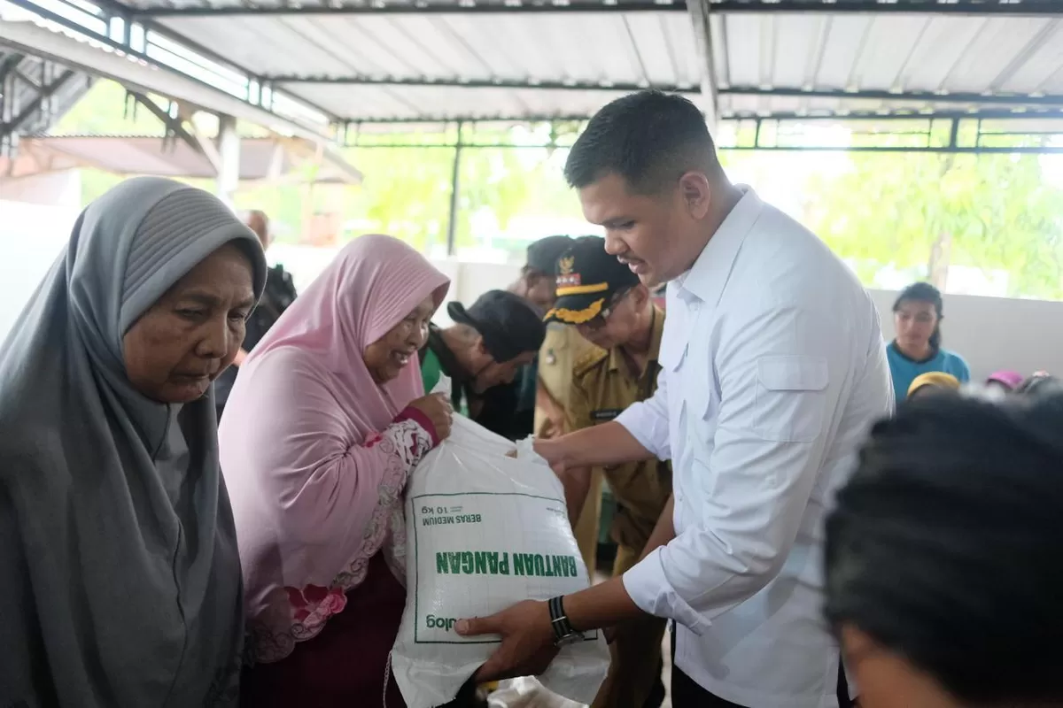 Bupati Bantaeng M Fathul Fauzy Nurdin serahkan bantuan pangan.