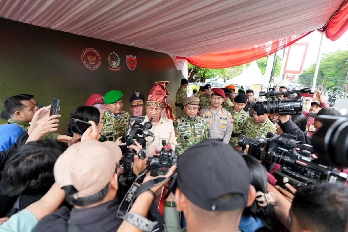 Wamenhan RI, Donny Ermawan Taufanto didampingi Gubernur Sulsel Andi Sudirman memberikan keterangan pers.