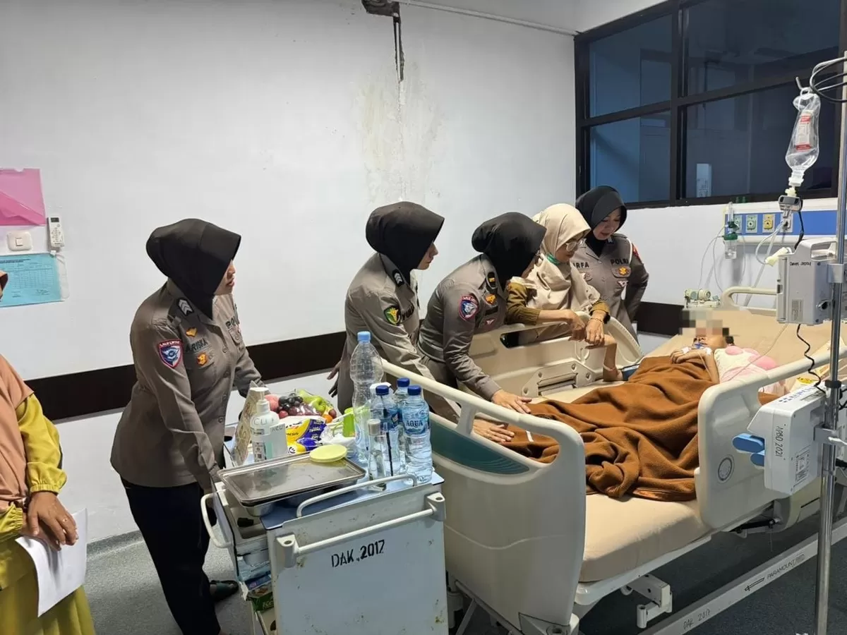Polwan Bulukumba kunjungi Syifa di RSUD Andi Sultan Daeng Radja.