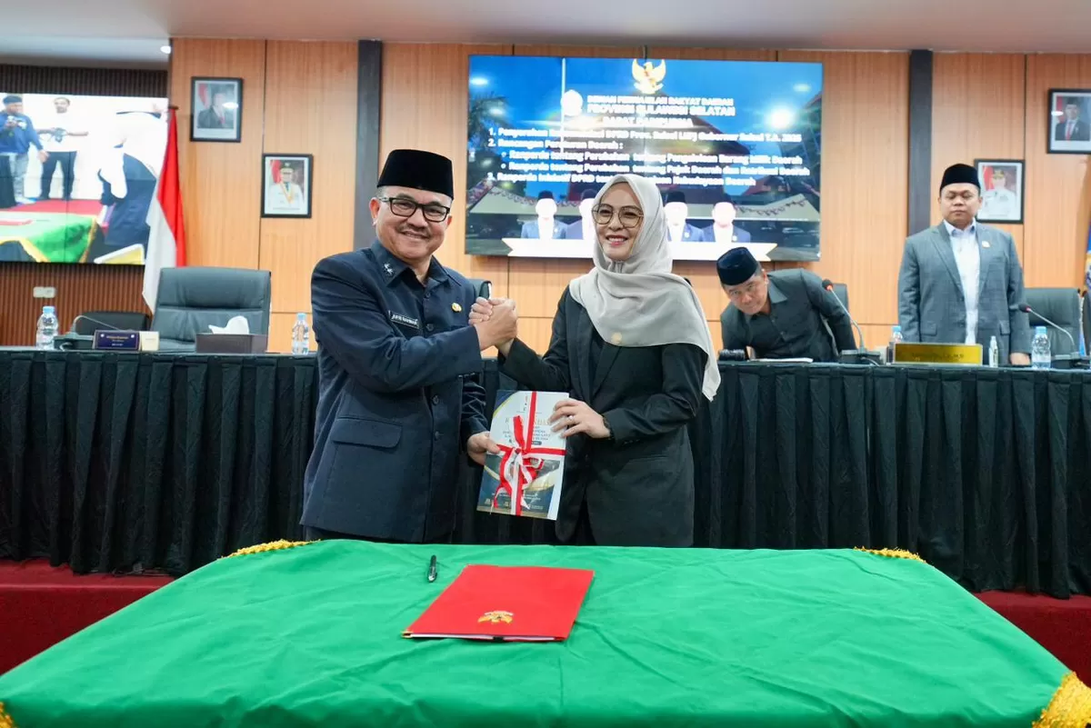 Sekda Sulsel Jufri Rahman terima hasil LKPJ dri Ketur DPRD Sulsel drg. Andi Rachmatika Dewi,