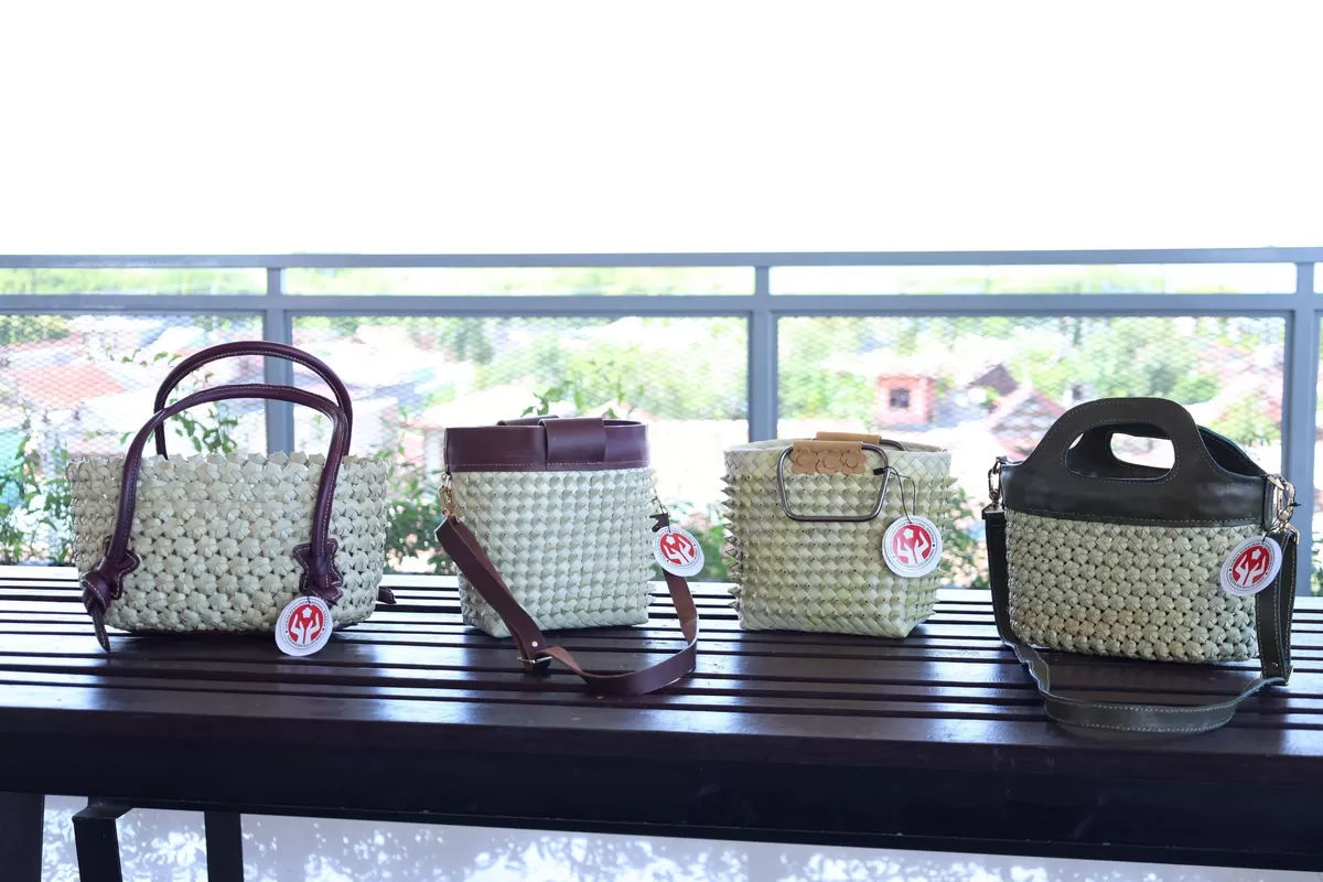 Tas yang terbuat dari proses anyaman lontara Lontar Tritiro Bulukumba.