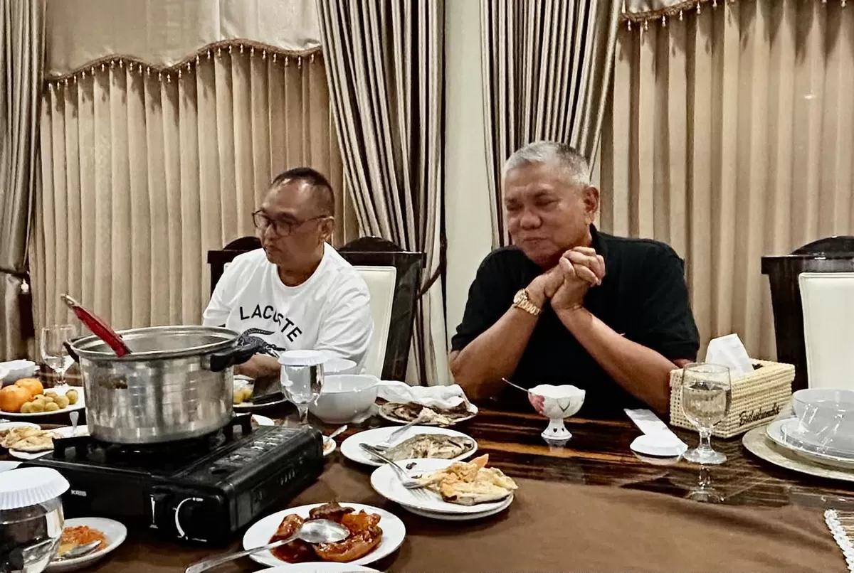Mantan Wakil Wali Kota Makassar, Andi Herry Iskandar (baku hitam) saat mampir di rumah jabatan Bupati Bulukumba. 