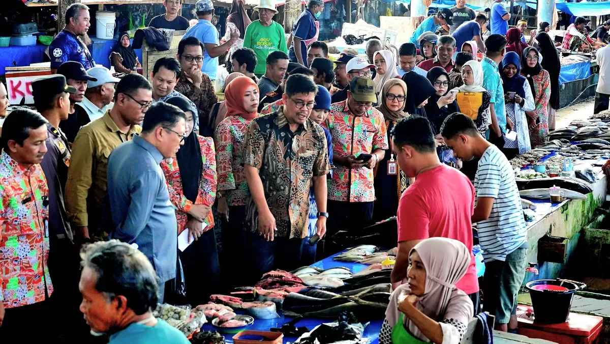Wakil Bupati Bulukumba Andi Edy Manaf dan Forkopimda pantau harga pangan di Pasar Cekkeng.