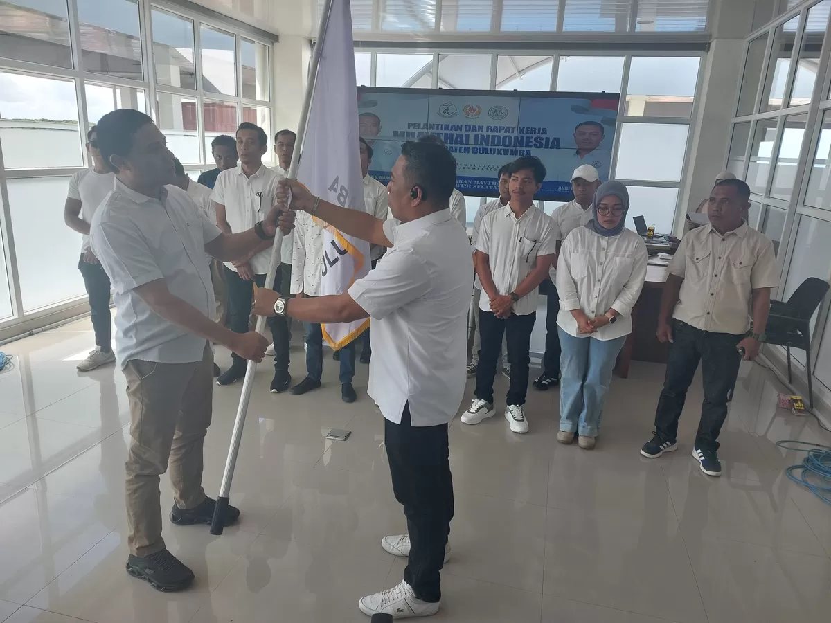 Andi Usdar menerima pataka Muaythai Indonesia Kabupaten Bulukumba dari Ketua Pengprov Muaythai Sulsel HM Munir N Mangkana. 