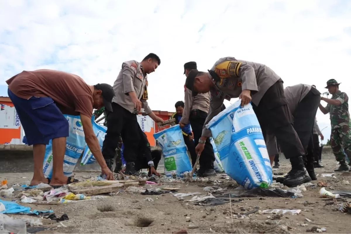 Personel Polres Bulukumba melaukan aksi bersih di Pantai Merpati.