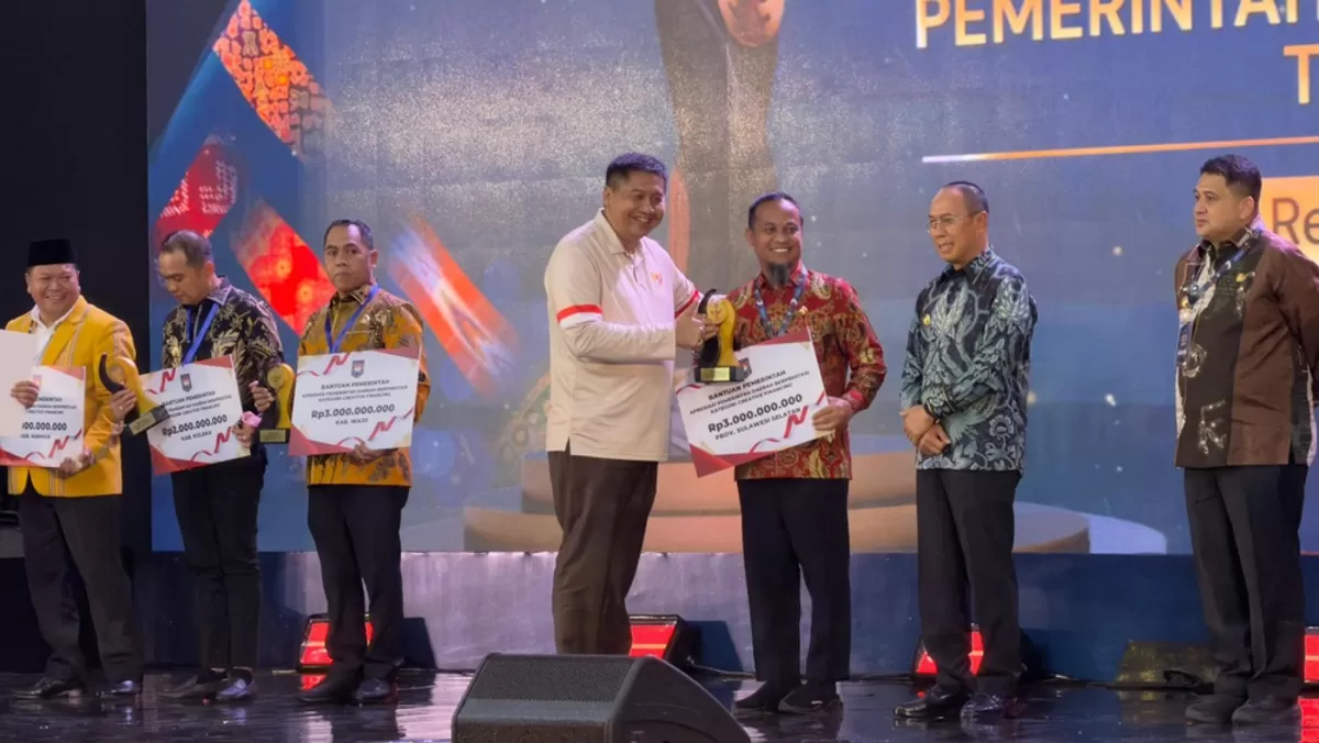 Tiga daerah di Sulawesi terima penghargaan dari Kemendagri.