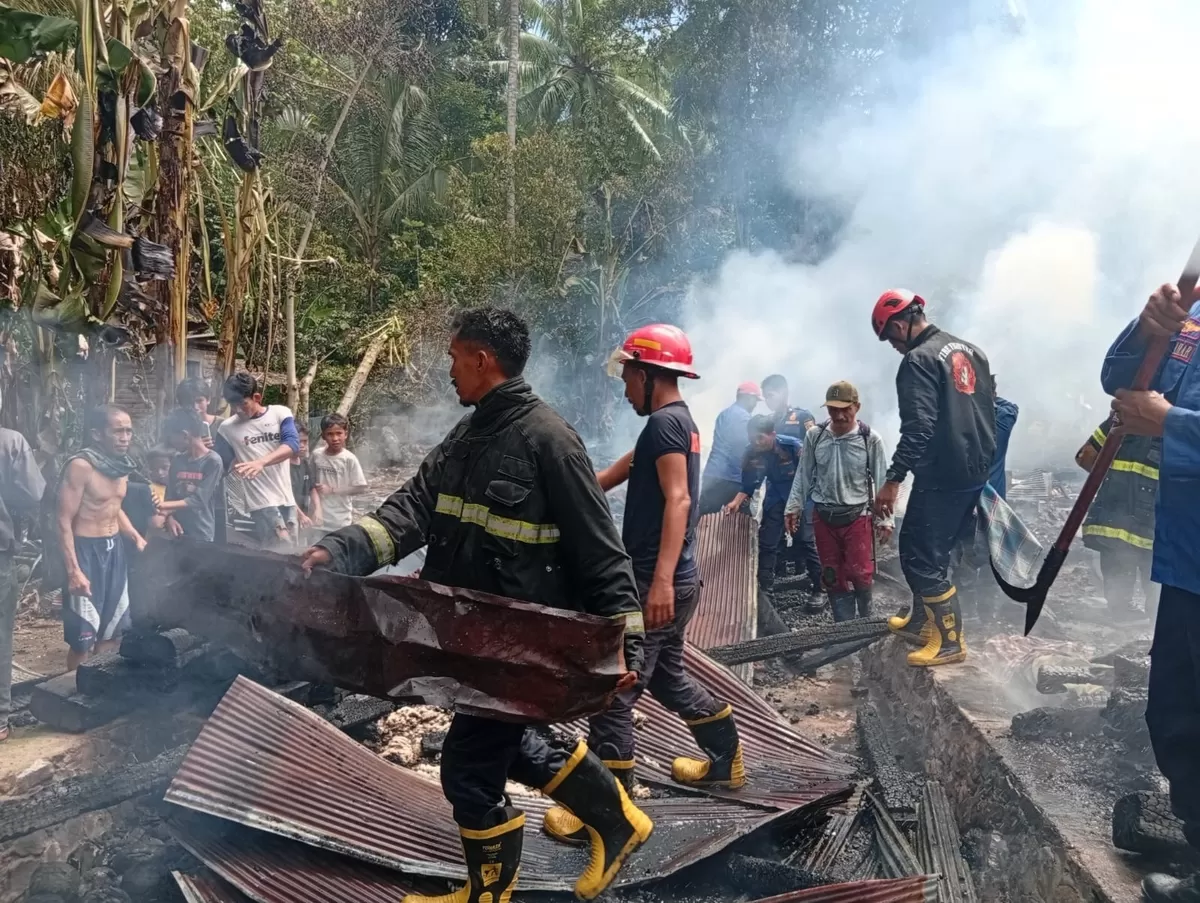 Petugas Damkar Kabupaten Polman melakukan proses pemadaman dilokasi kebakaran.