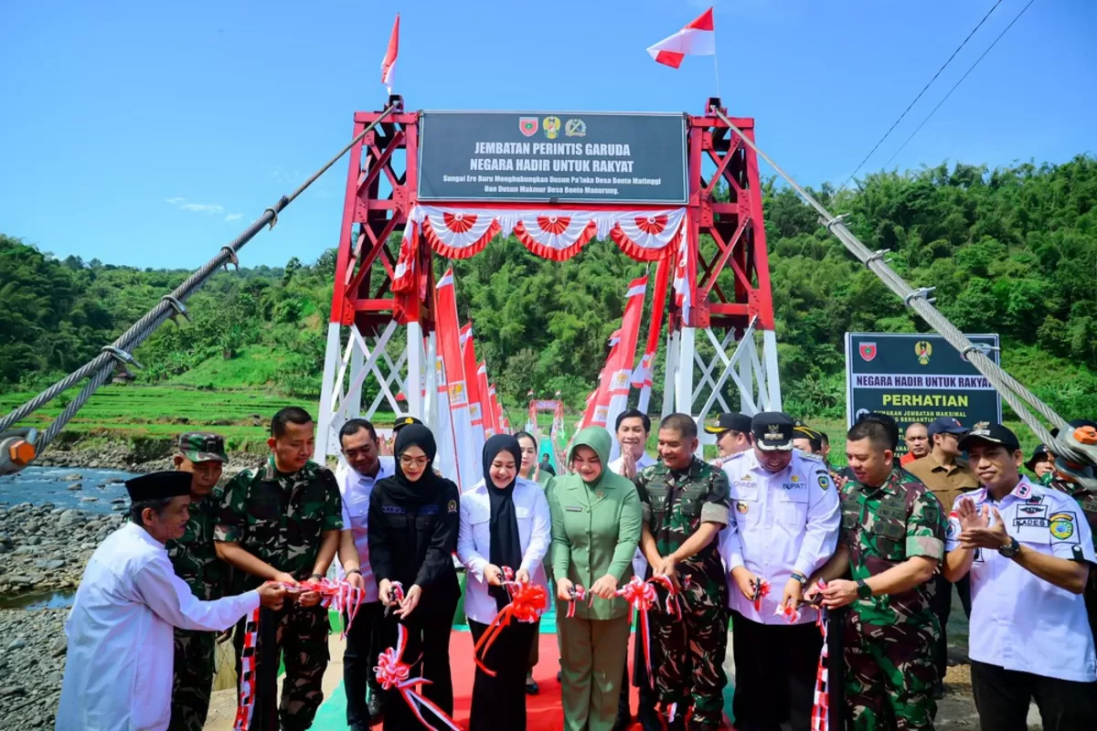 Wakil Gubernur Sulsel Fatmawati Rusdi resmikan jembaran di Maros.