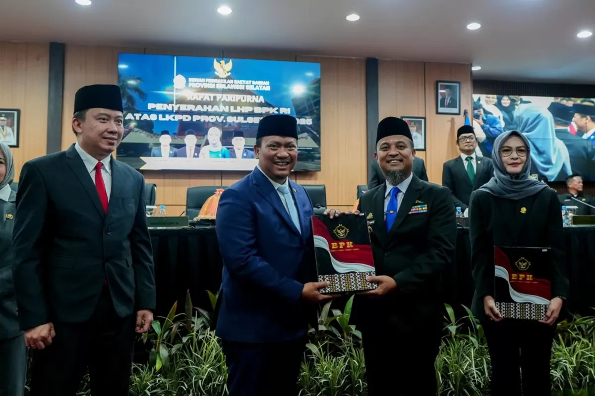 Gubernur Sulsel Andi Sudirman menerima laporan WTP dari BPK Sulsel.
