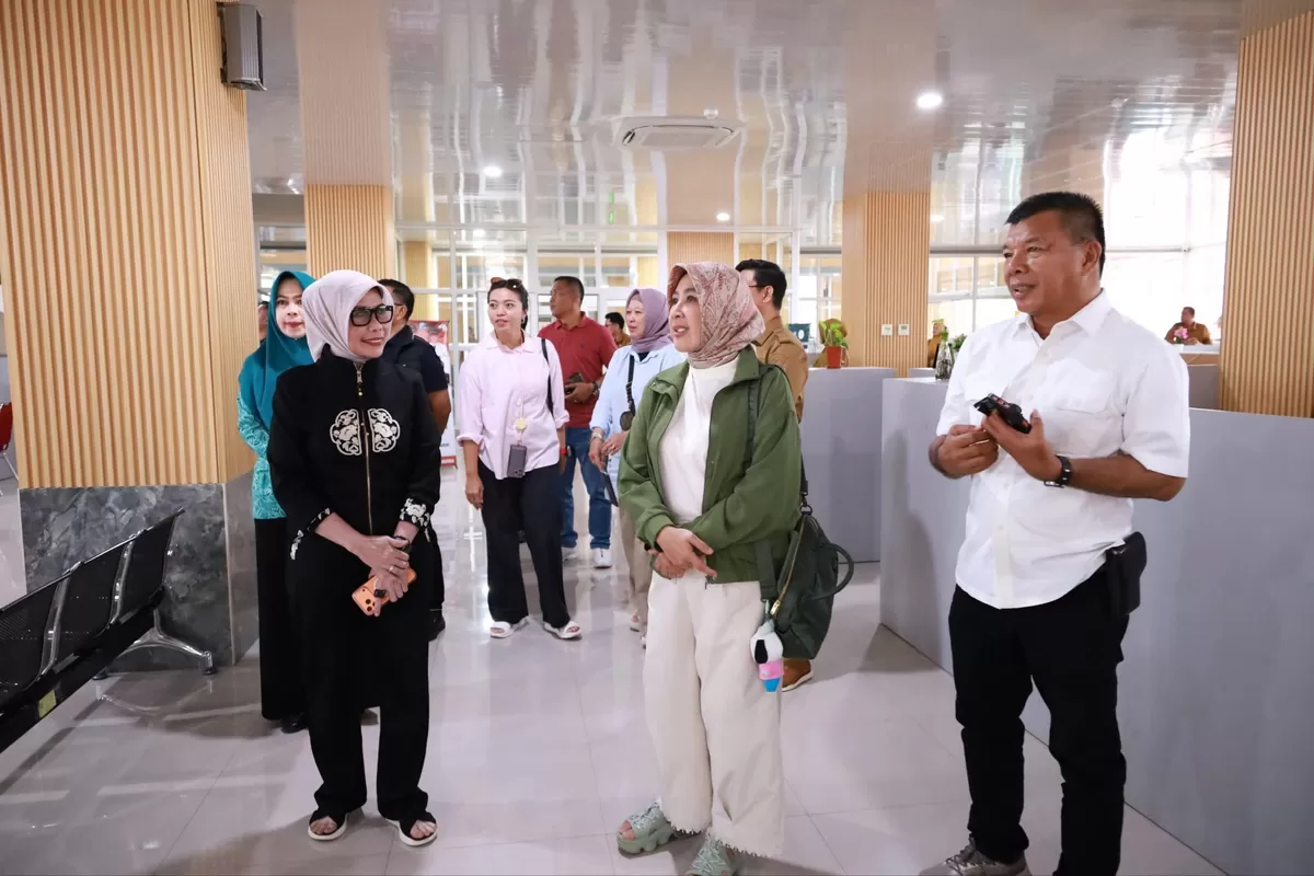 istri Menteri Dalam Negeri, Tri Suswati Tito Karnavian kunjungi Gedung Pinisi Bulukumba.