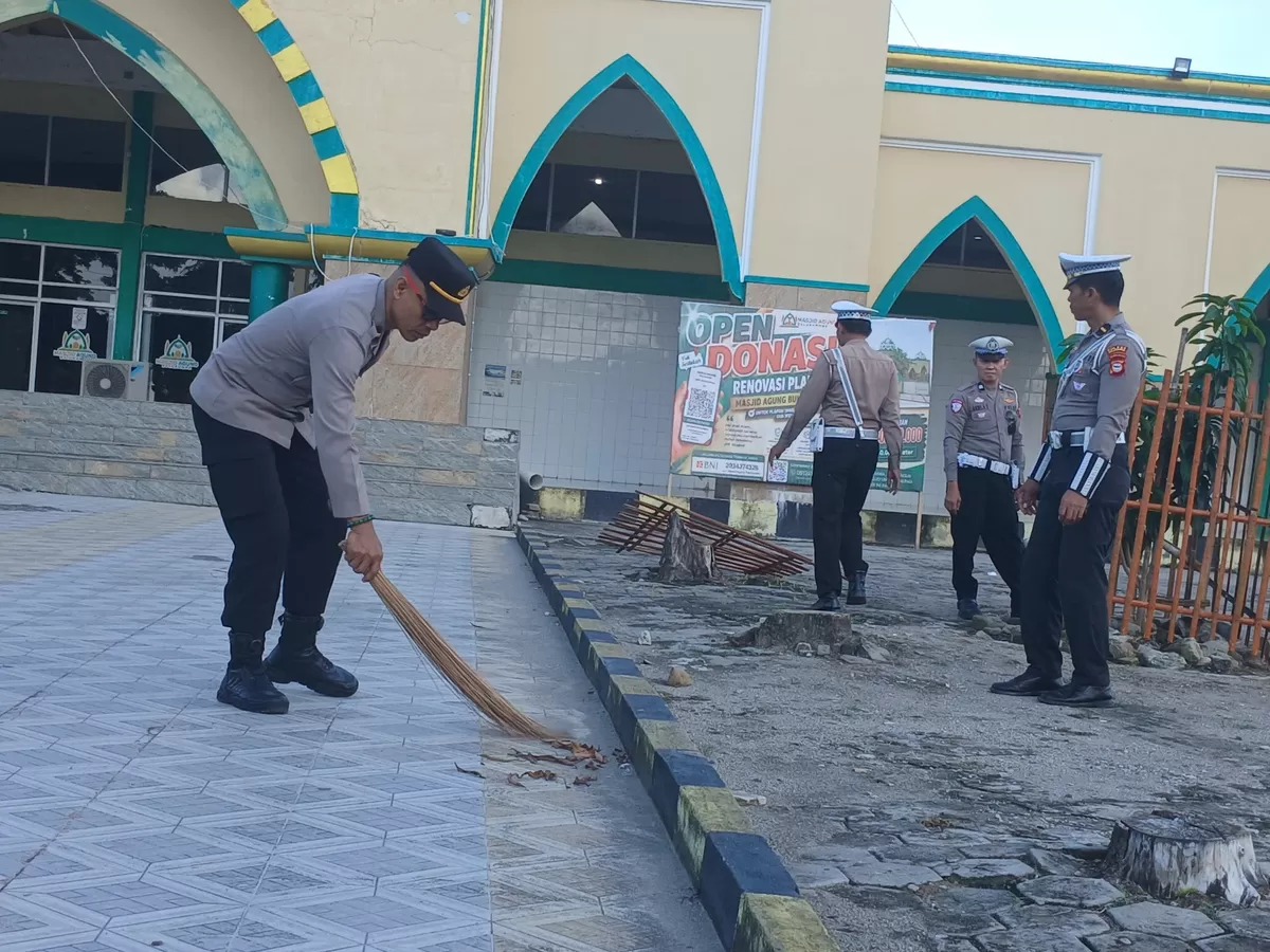 Personel Polres Bulukumba gelar aksi bersih sejumlah tempat ibadah di Bulukumba.