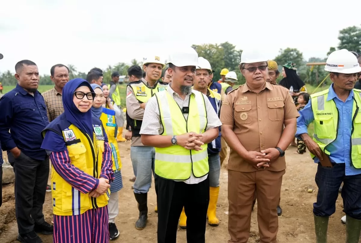 Gubernur Sulsel Andi Sudirman didampingi Kepala Desa Bontonyeleng Andi Andi Baso Mauragawali.