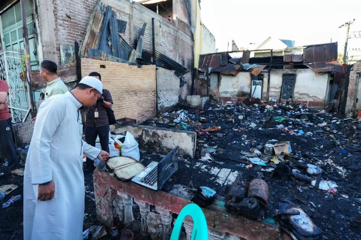 Gubernur Susel Andi Sudirman Sulaiman kunjungi saat mengunjungi rumah warga yang jadi korban kebakaran.