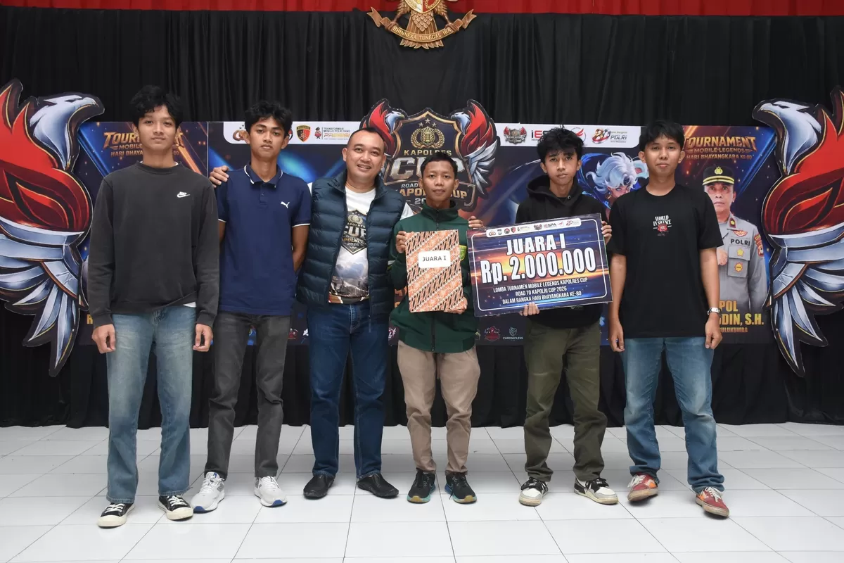 Kapolres Bulukumba AKBP Restu WIjayanto bersama pemenang kompetisi Mobile Legends yang digelar Polres Bulukumba.