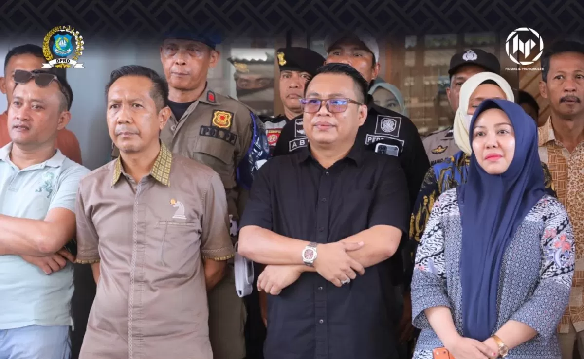 DPRD Bulukumba menerika aksi massa di depan ruang aspirasi.