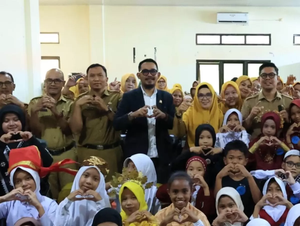 Ketua Komisi I DPRD Bulukumba Alkhaisar Jainar Ikrar jadi juri lomba bertutur.