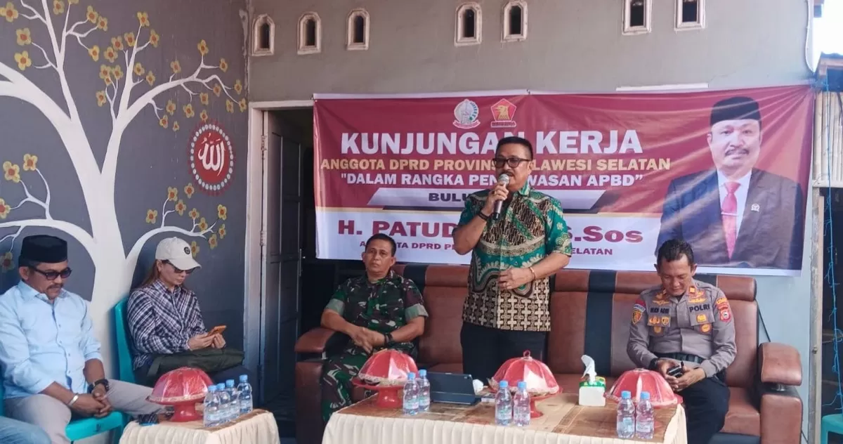 Anggota DPRD Sulsel H Patudangi Azis saat melakukan pengawasan di Kelurahan Kalumeme.