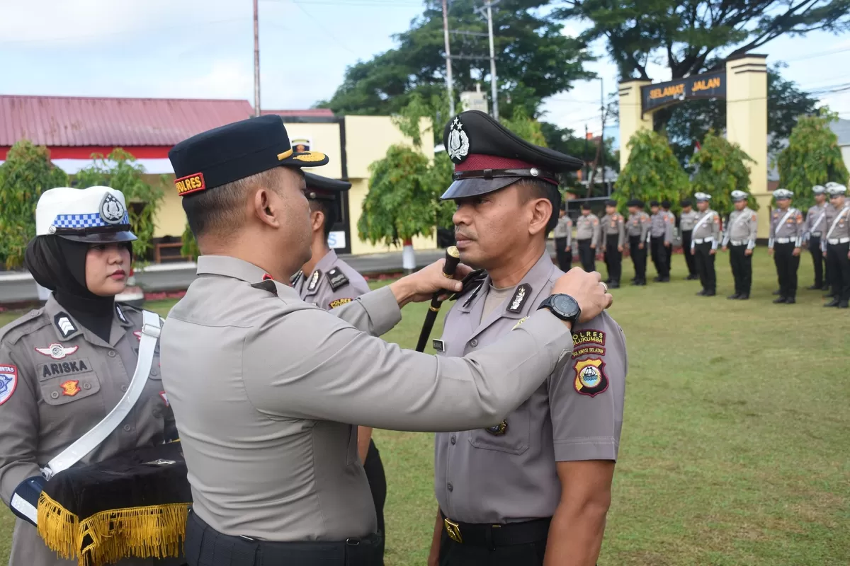 Kapolres Bulukumba AKBP Restu Wijayanto pimpin upacara kenaikan pangkat 46 personel.