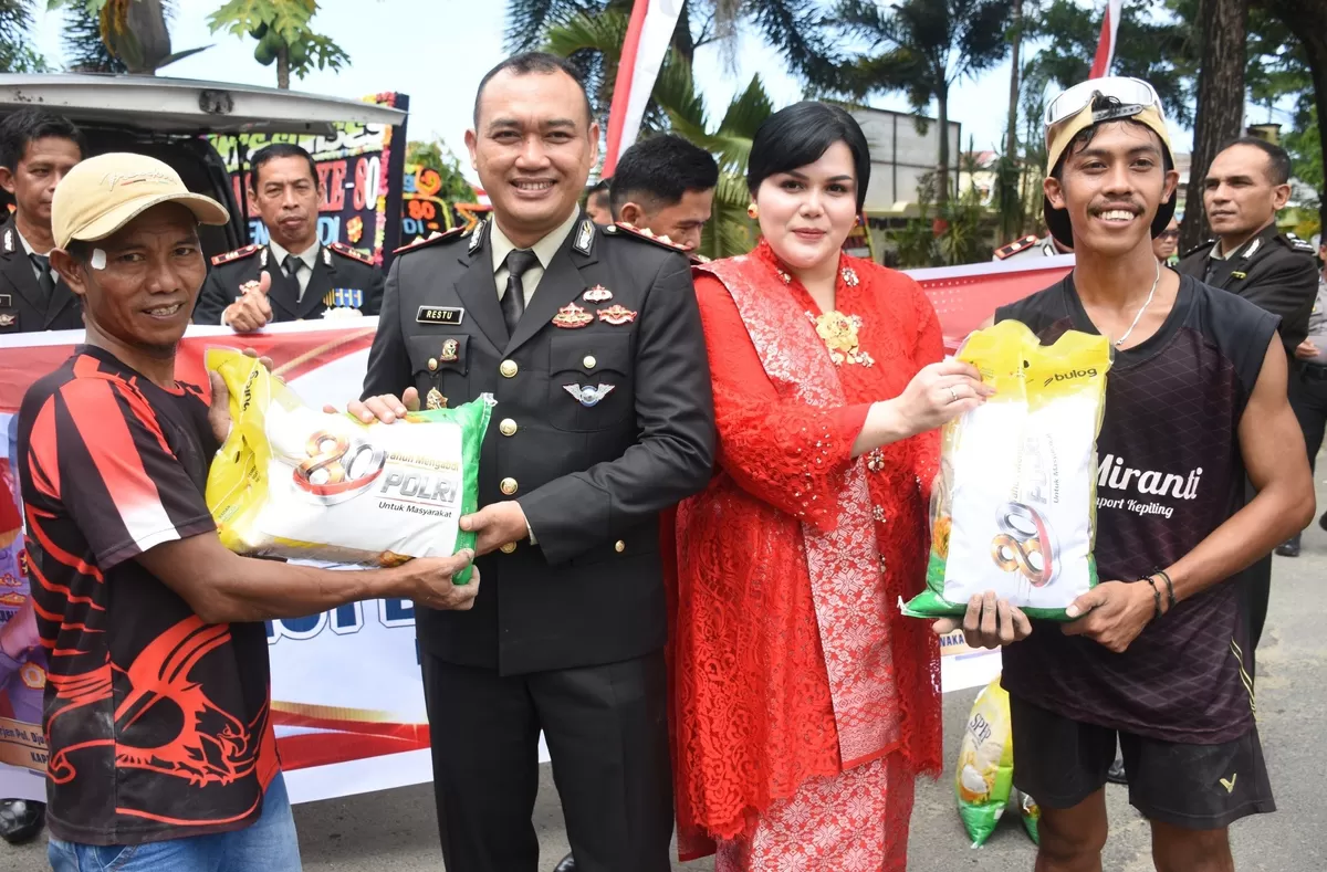 Kapolres Bulukumba AKBP Restu serahkan sembako kepada masyarakat di Hari Bhayangkara ke-80 tahun.