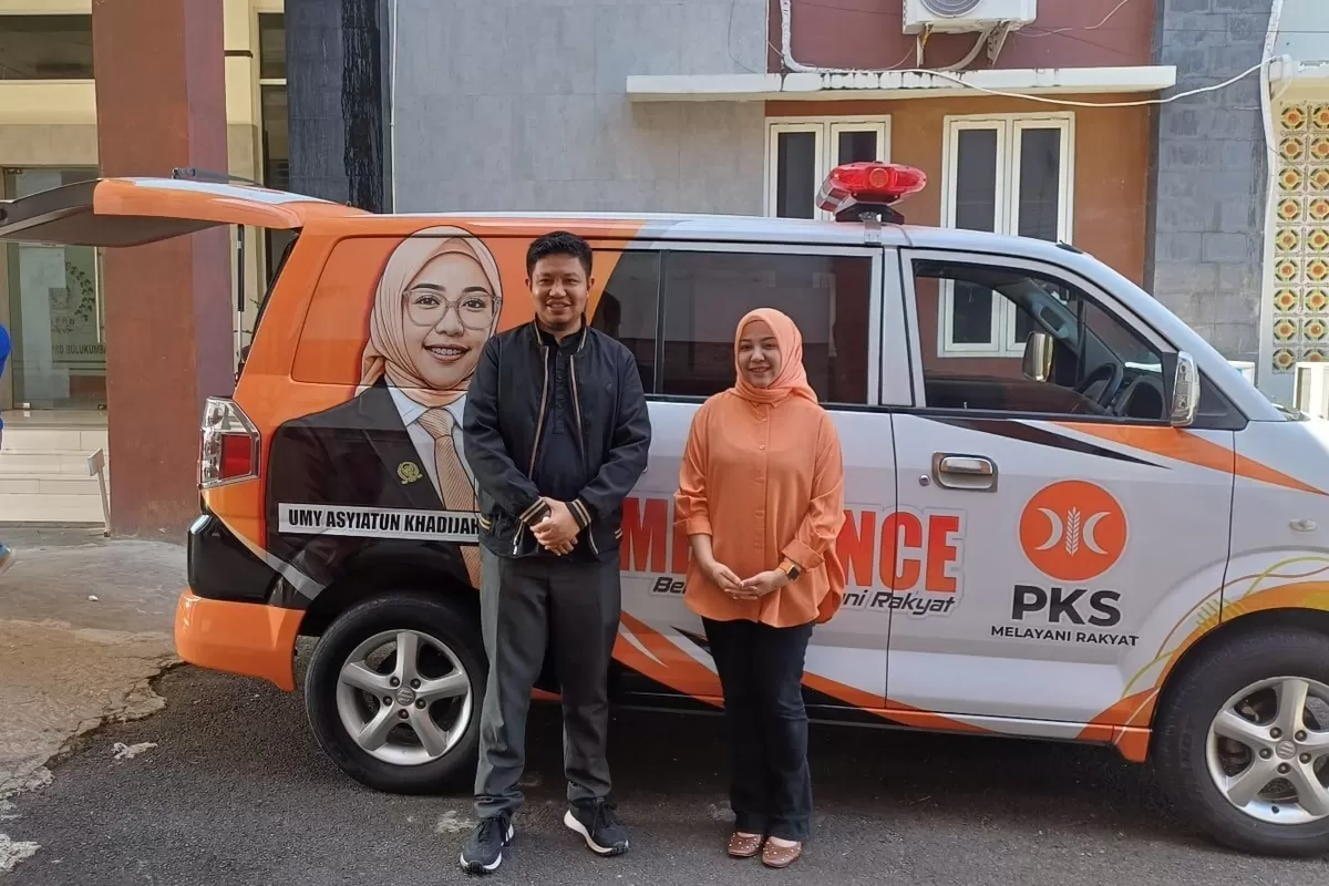 Ketua DPRD Bulukumba Umy Asyiatun Khadijah bersama Ketua DPD PKS Bulukumba Dr Supriadi saat peluncuran ambulans di halaman Kantor DPRD Bulukumba.