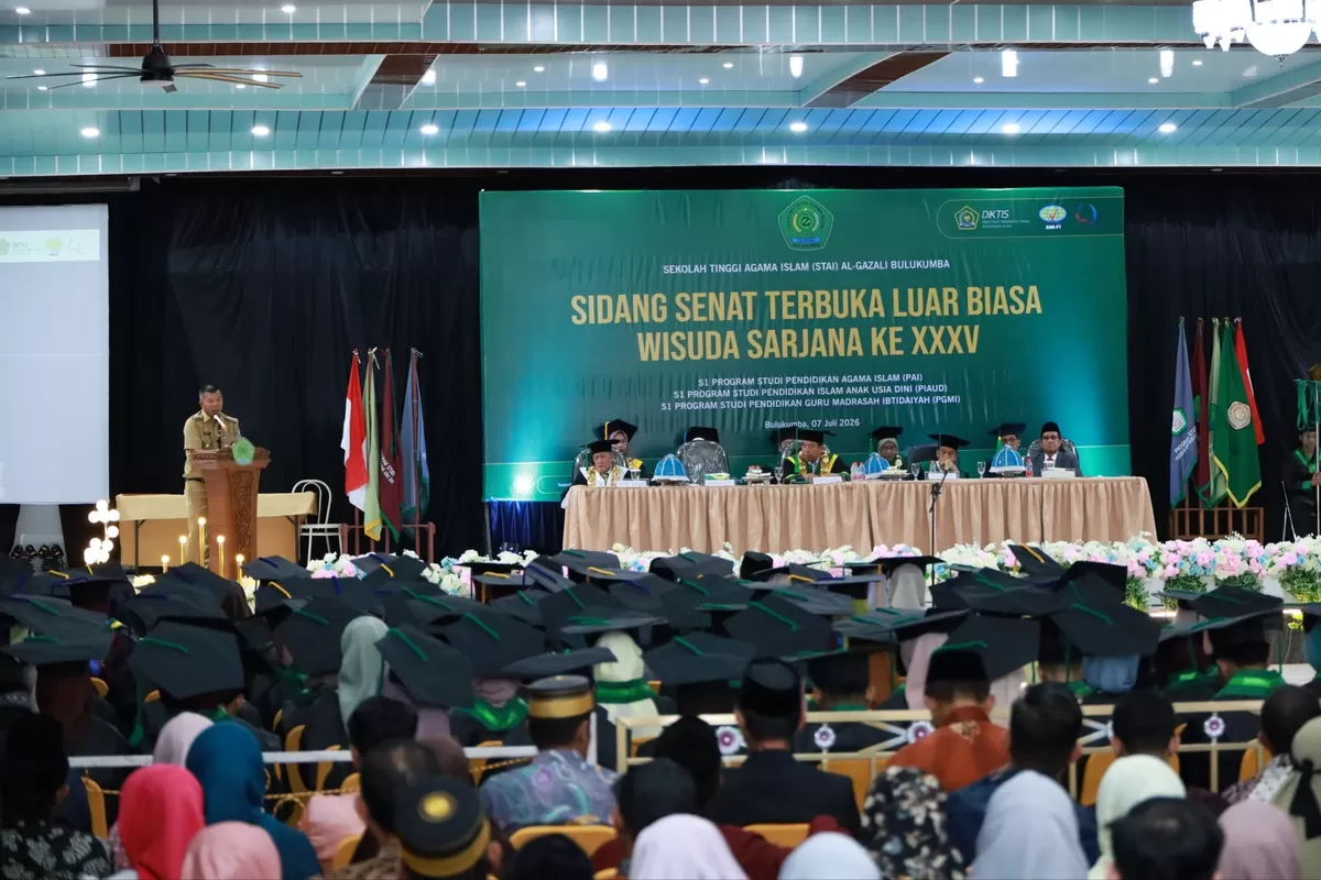 Bupati Bulukumba Andi Muchtar Ali Yusuf hadiri wisuda STIA Al Gazali.