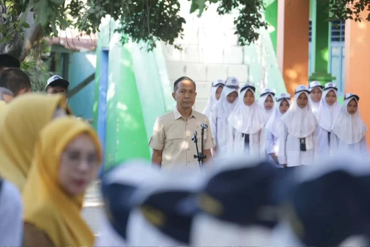 Wakil Ketua DPRD Bulukumba Syahruni Haris pimpin upacara hari pertama masuk sekolah di SMP 3 Bulukumba.